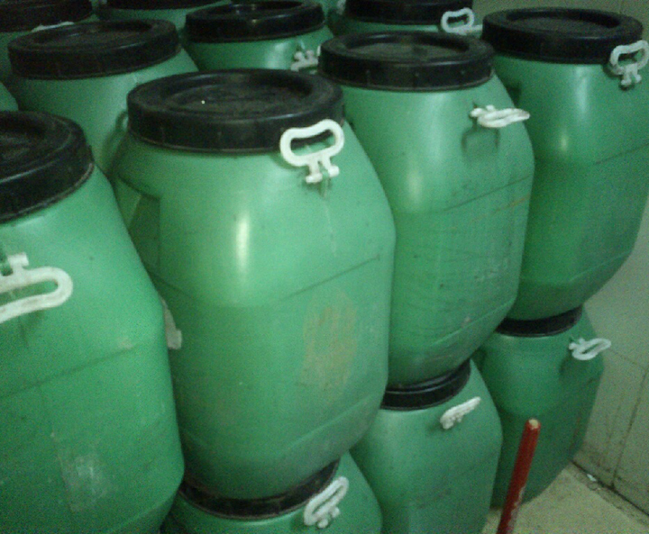 绿色二手塑料桶