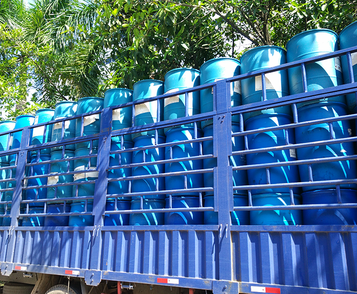 蓝色二手塑料桶